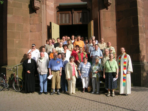 Hubbewohner vor der Kirche in Graben-Neudorf