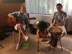 Quelle: Ursula Schedel Romain Liebs ( Gitarre ) und Marco Koegel ( Percussion ) im Ev. Kirchengemeindehaus Hephata.