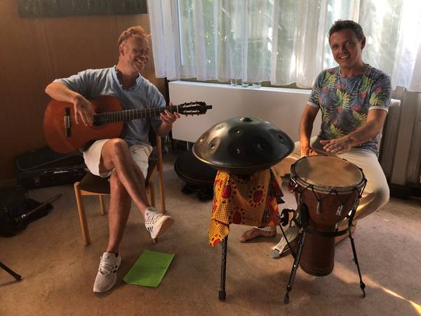 Romain Liebs ( Gitarre ) und Marco Koegel ( Percussion ) im Ev. Kirchengemeindehaus Hephata.