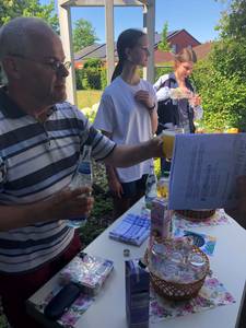 Bewirtung mit kühlen Getränken nach dem Gottesdienst und gemütliches Beisammensein unter schattigen Bäumen.