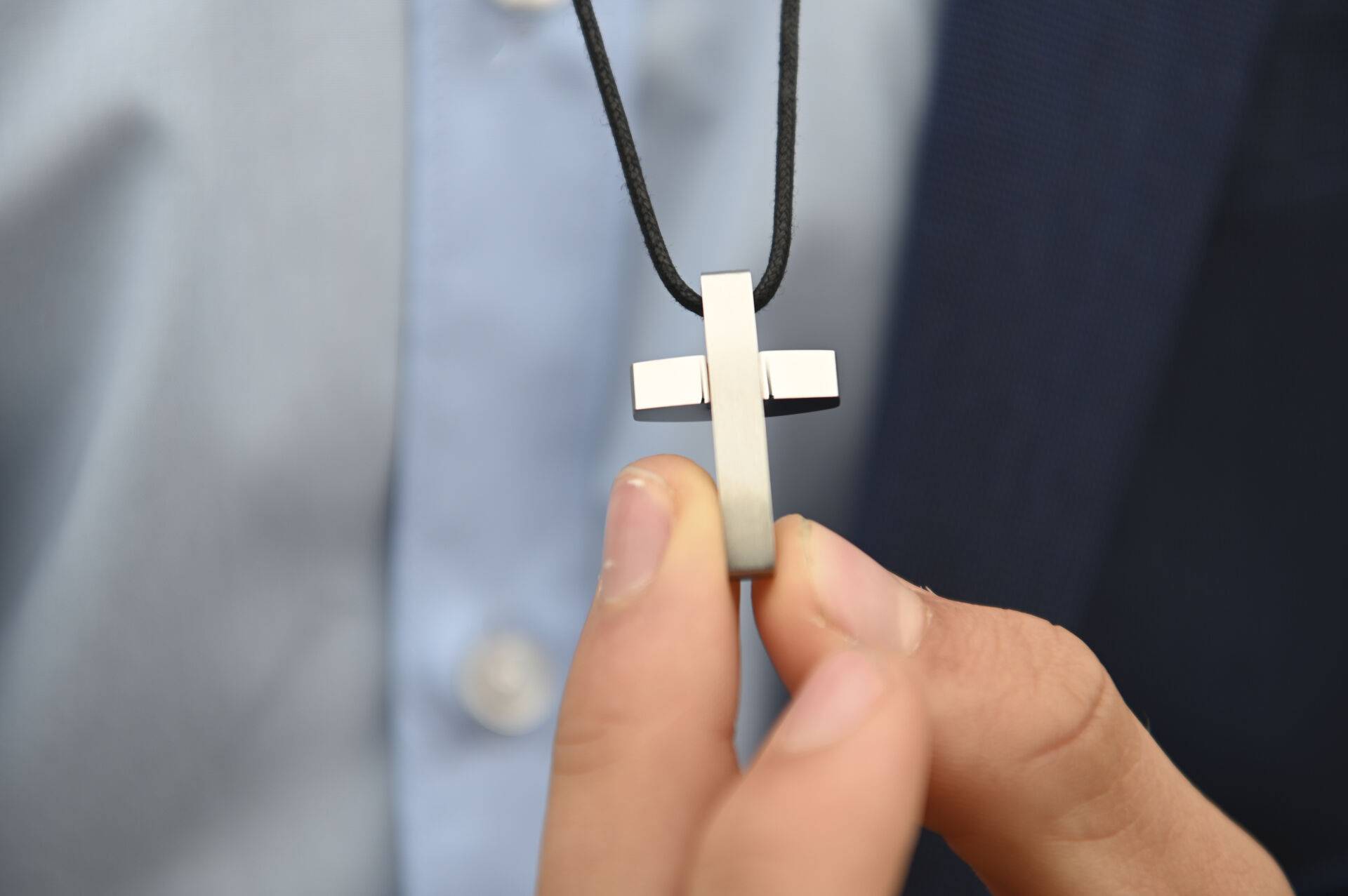 Anhänger mit Kreuz zur Konfirmation. Foto: Karsten Klama